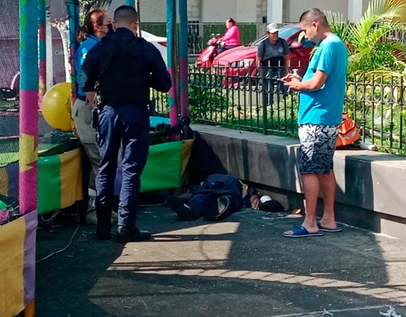 ¡ADULTO MAYOR CONVULSIONÓ Y MURIÓ EN EL PARQUE CALERÍA!