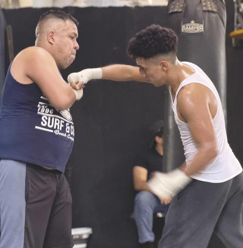 ¡BOXEADOR CHIHUAHUENSE ENTRENA EN ESCUELA ZARAGOZA!