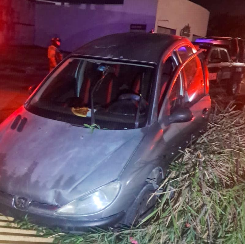 ¡FAMILIA CAE CON SU AUTO EN TRAGA TORMENTAS!