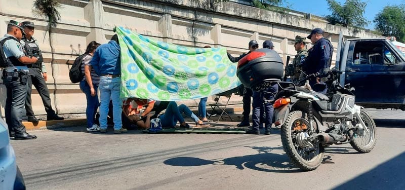 ¡MUJER MOTOCICLISTA SE IMPACTÓ CONTRA CAMIONETA DE CARGA!
