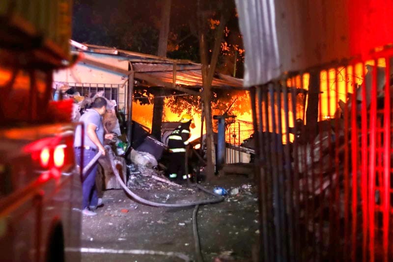 ¡PÁNICO EN EL COYOL POR INCENDIO DE CHATARRERA!