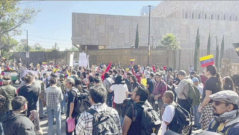 ¡PROTESTAN EN LA EMBAJADA DE EU EN MÉXICO POR LA CAPTURA DE NICOLÁS MADURO!