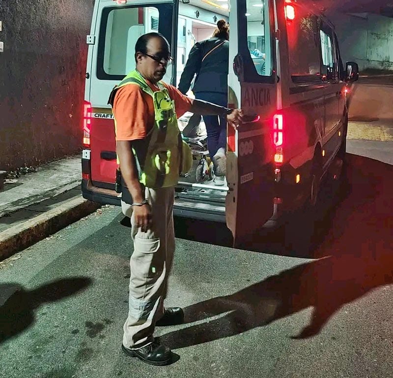 ¡ABUELITA RESBALA Y SE FRACTURA LA PIERNA DERECHA!