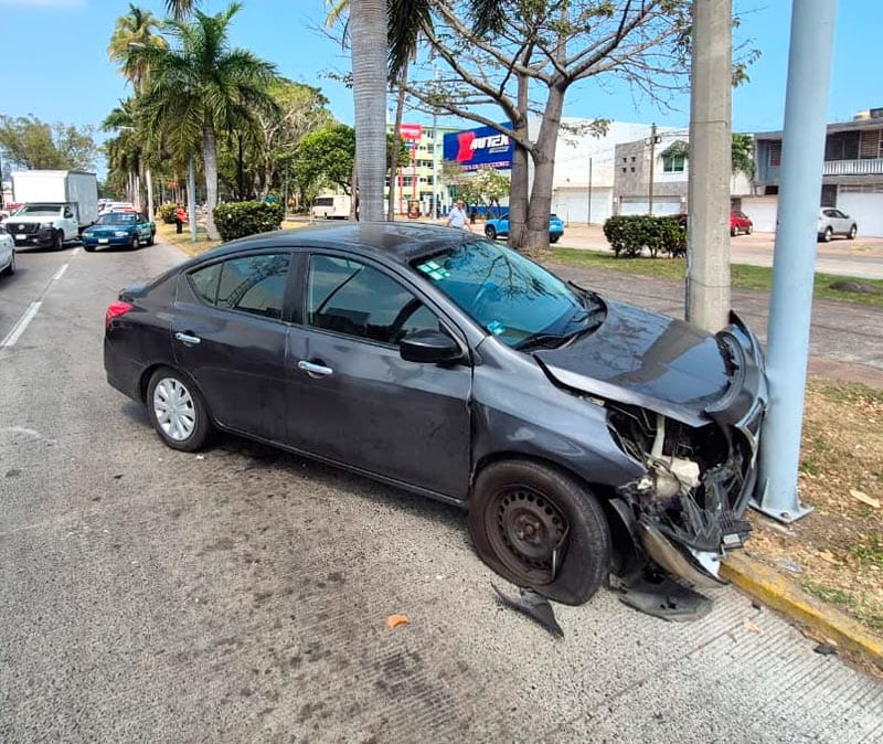 ¡CAMIONETA CHOCA A VEHÍCULO Y LO PROYECTÓ CONTRA POSTE!