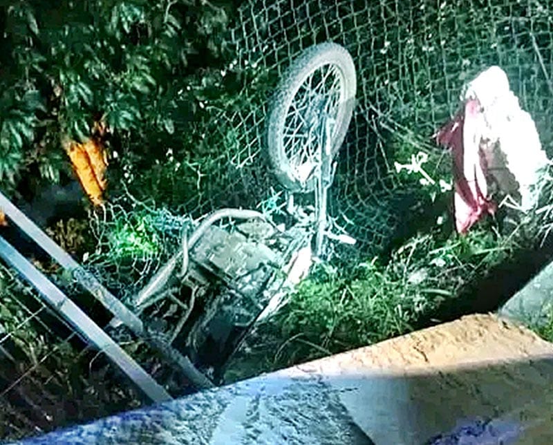 ¡MURIÓ JOVEN MUJER QUE CAYÓ DE PUENTE CON TODO Y MOTO!