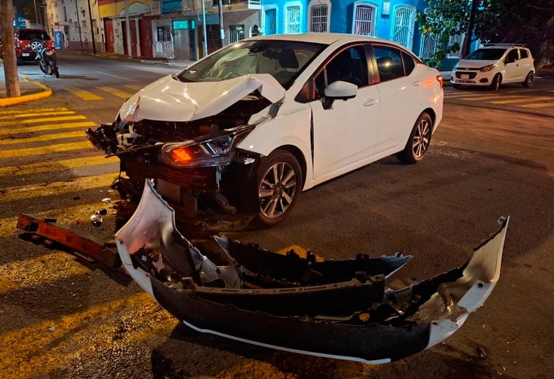 ¡SE DAN TRANCAZO CAMIONETA Y AUTO DEL PAÍS DEL SUSHI!