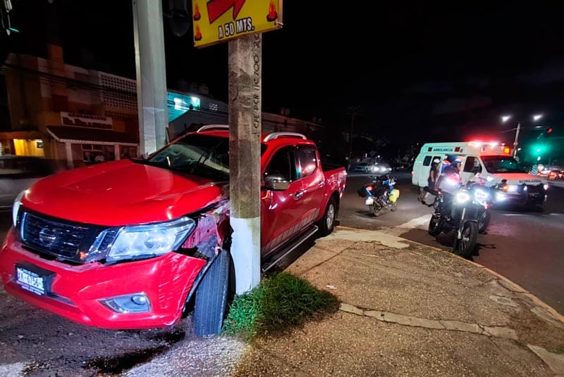¡QUEDÓ ENSARTADA ENTRE DOS POSTES!