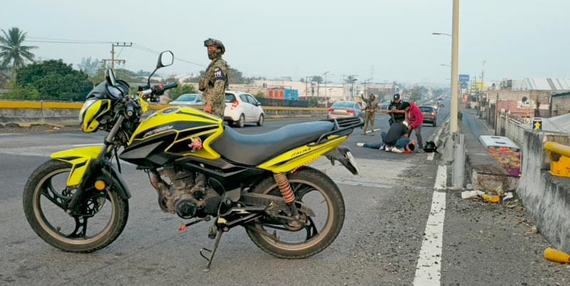 ¡SALIÓ “VOLANDO” DE LA MOTO EN EL PUENTE AMAPOLAS!