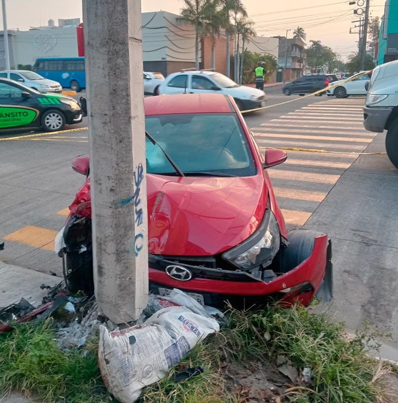 ¡ABANDONAN COCHE COREANO ESTRELLADO CONTRA POSTE DE CFE!