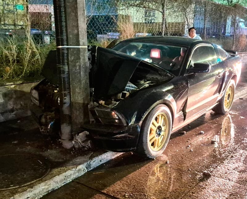 ¡ESTRELLÓ MUSTANG CONTRA UN POSTE EN PUERTO SECO!