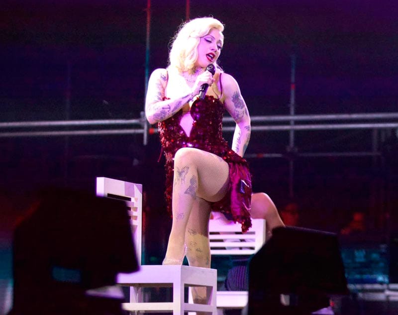 ¡MON LAFERTE LO LLENA! - *"Venn y cuéntamee la verdadd..."