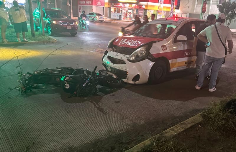 ¡SE DAN TREMENDO TRANCAZO MOTORIZADO CONTRA UN TAXI!