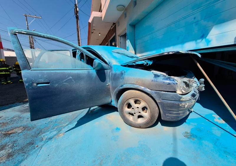 ¡SE PRENDE AUTO Y SE ESTRELLA CONTRA PORTÓN!