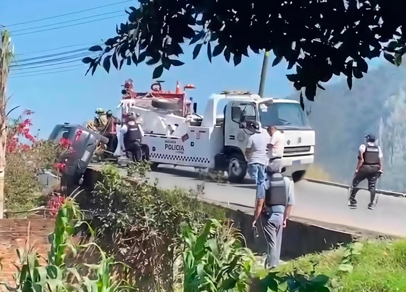 ¡AUTOMÓVIL CAYÓ DE UN DESNIVEL EN ORIZABA!