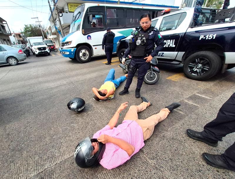 ¡CAMIONETÓN DERRIBÓ A PAREJA DE MOTOCICLISTAS!