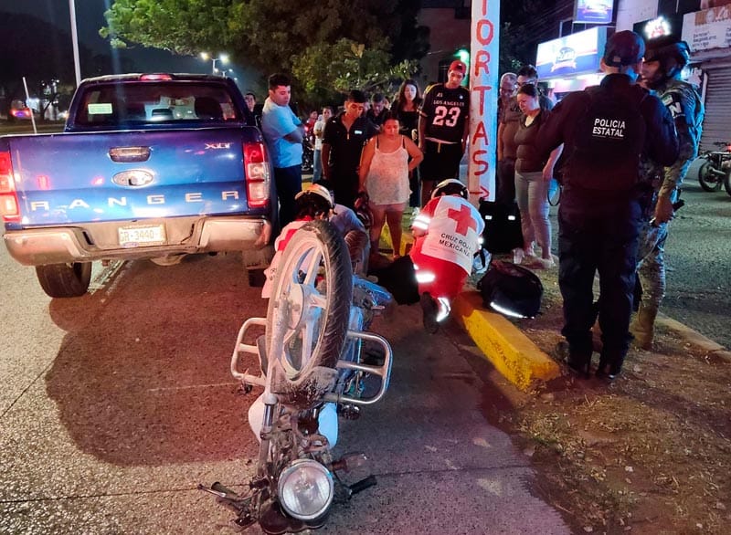 ¡MOTOCICLISTAS JUGABAN CARRERITAS Y SE ESTRELLAN CONTRA CAMIONETA!