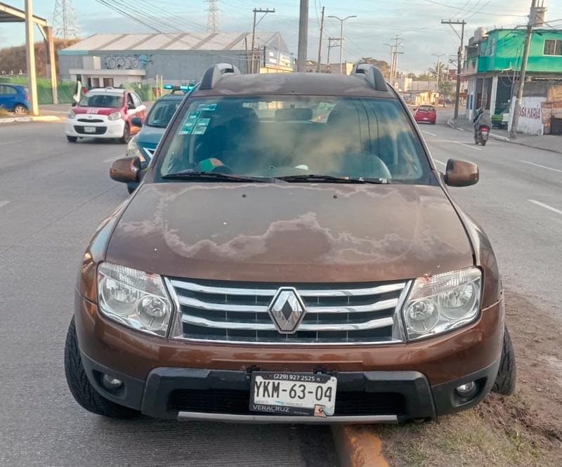 ¡SE QUEDÓ ATORADO EN LA GUARNICIÓN POR CAMBIAR DE CARRIL SIN PRECAUCIÓN!