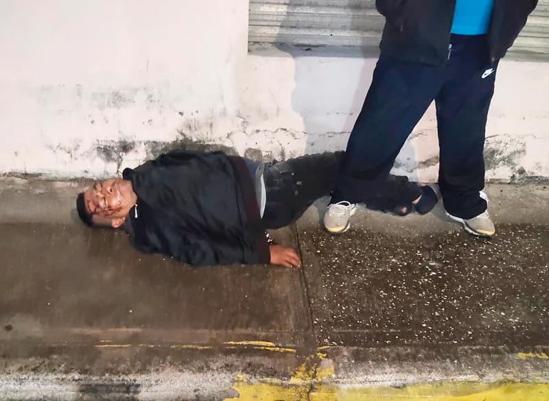 ¡LO ATROPELLAN Y EL CAFRE SE "PELÓ"!