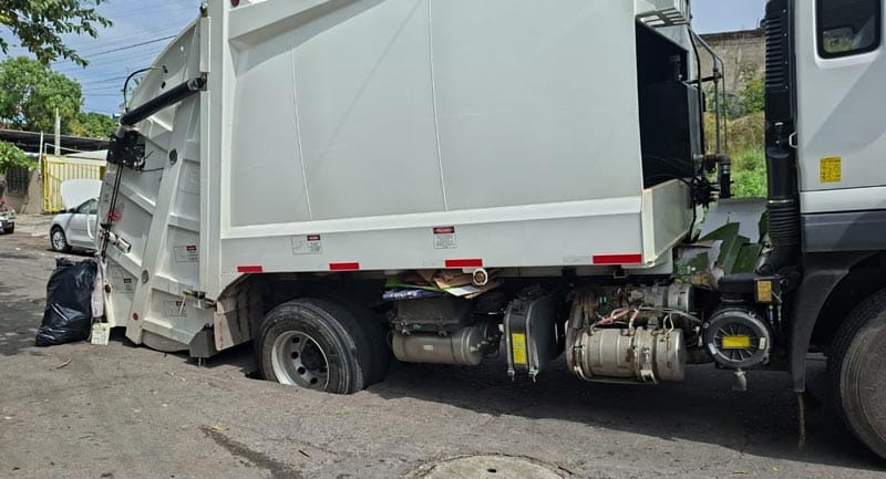 ¡CAE CAMIÓN DE LA BASURA EN UN “CRÁTER” EN LA 21 DE ABRIL!