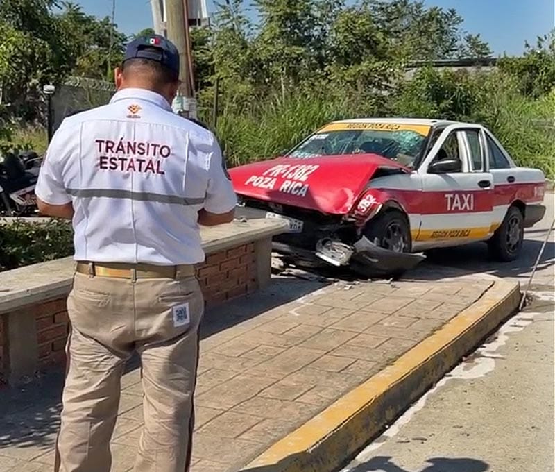 ¡TAXISTA SE QUEDA SIN FRENOS Y SALE HERIDO ESTUDIANTE DEL CBTIS!