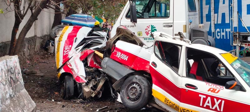 ¡PA' TRANCAZO! - CAMION CERVECERO DAÑO TRES TAXIS, DEJANDO UN PRENSADO Y DOS HERIDOS