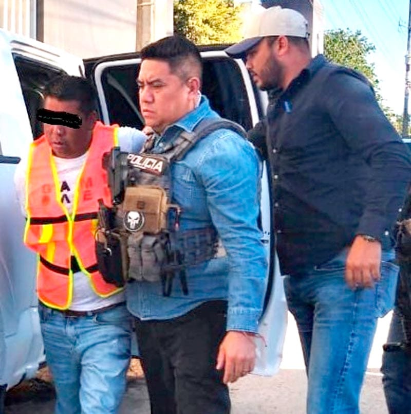 ¡ZIPIZAPE EN CALCAHUALCO! - POBLADORES INTERCEPTAN A POLICIAS Y EXIGÍAN LIBERARAN A DOS HOMICIDAS QUE LLEVABAN DETENIDOS