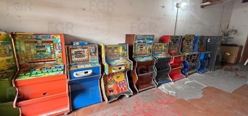 ¡ASEGURAN TREINTA MÁQUINITAS TRAGAMONEDAS EN DOS CATEOS!