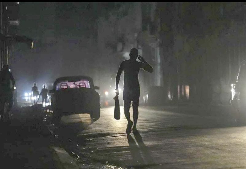 ¡CUBA SE QUEDA A OSCURAS!