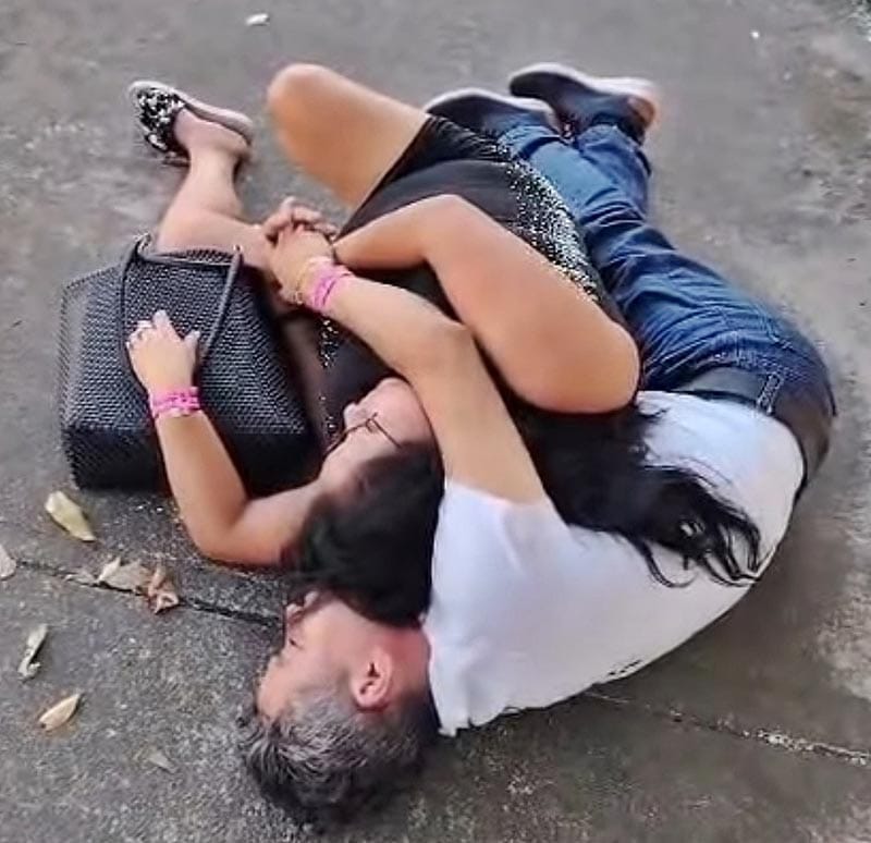 ¡PAREJA DE ENAMORADOS AMANECIERON DORMIDOS EN UNA BANQUETA!