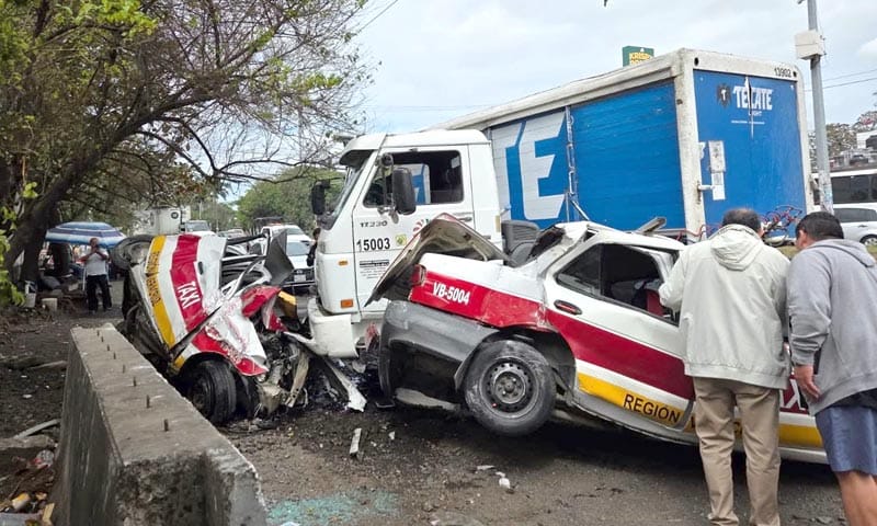 ¡ABANDONAN A TAXISTAS HERIDOS Y YA DEBEN 1 MILLÓN AL HOSPITAL!