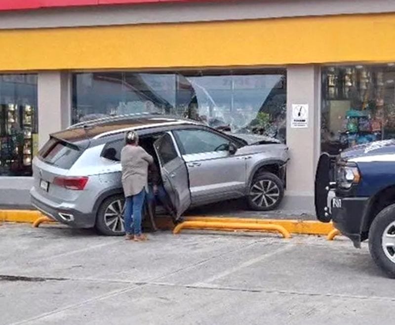 ¡YADIRA SE METIÓ AL OXXO CON TODO Y CARRO!