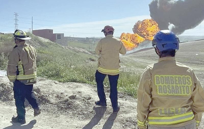¡SE REGISTRA INCENDIO EN DUCTO DE PEMEX EN ROSARITO, BC!