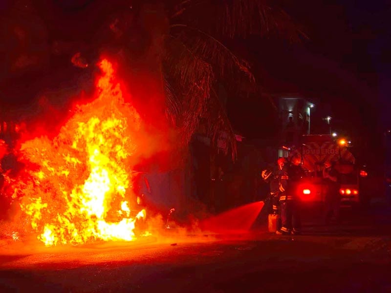 ¡AUTOMÓVIL ACHICHARRADO POR EL FUEGO EN LOMAS 4!
