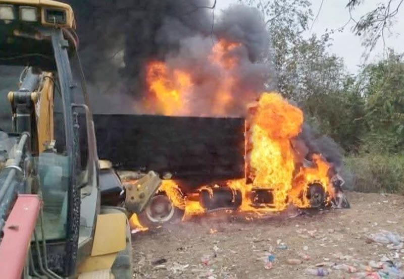 ¡INCENDIAN DOS TRACTOCAMIONES EN BASURERO DE TEMPOAL!