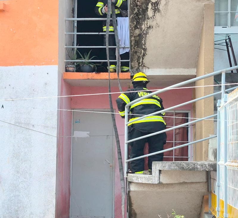 ¡RESCATAN A MENOR DE INCENDIO EN VIVIENDA EN LOMAS 4!
