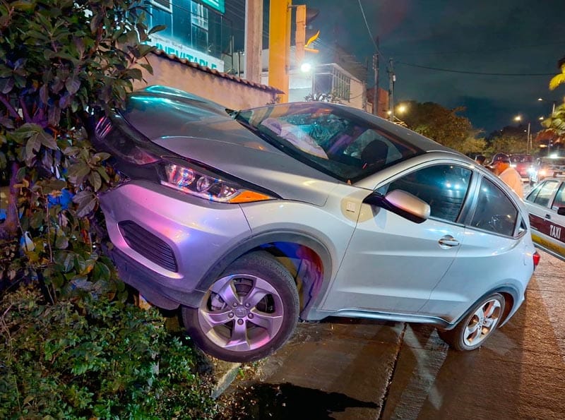 ¡SE ECHA “COYOTITO” AL VOLANTE Y TERMINA ATORADO EN JARDINERA!