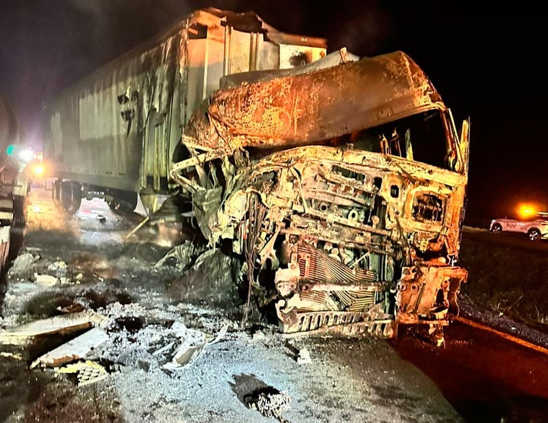 ¡TRACTOCAMIÓN CHOCA CON PIPA Y TERMINA CALCINADO!