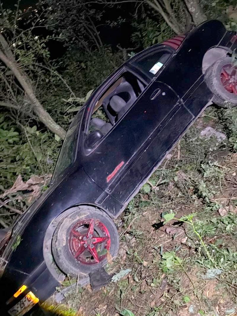¡DEJA 2 HERIDOS AUTO QUE CAYÓ A UN BARRANCO!