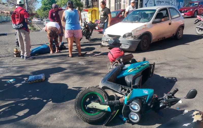 ¡MUJER BIKER SE IMPACTA EN LA PUERTA DEL CHEVY!