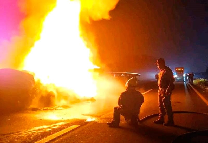 ¡ARDE TRÁILER EN LA AUTOPISTA!