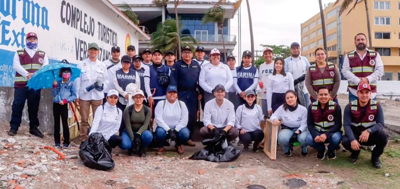 ¡SÓLO FUE A POSAR! - *Titular de la PMA es cuestionado por salir a limpiar playas a un mes del derrame