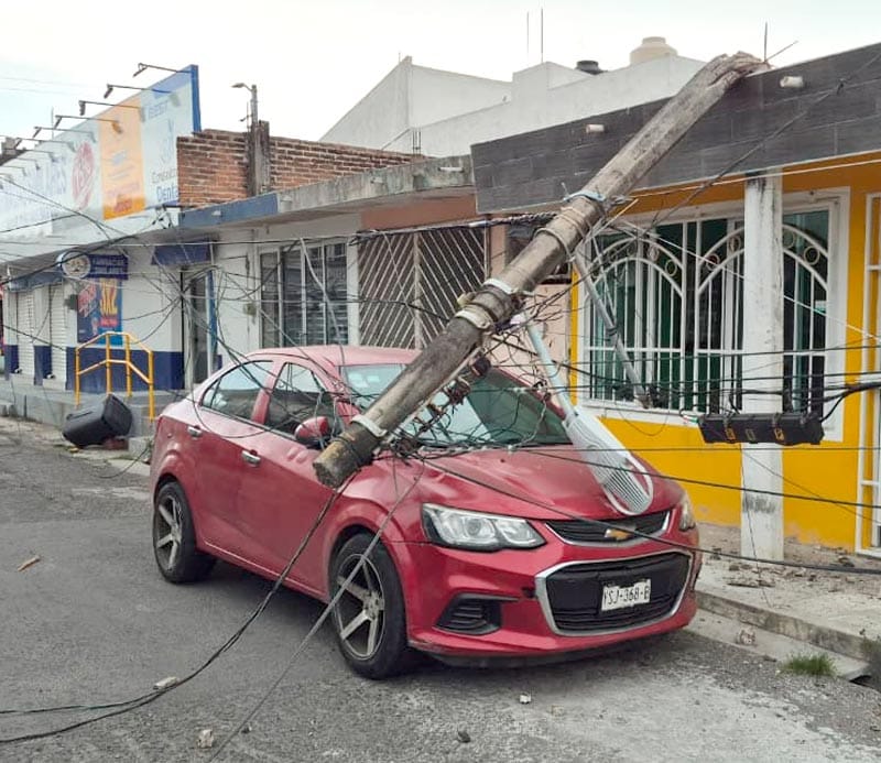 ¡CAYÓ POSTE DE CFE SOBRE AUTOMÓVIL POR EL FRENTE FRÍO!