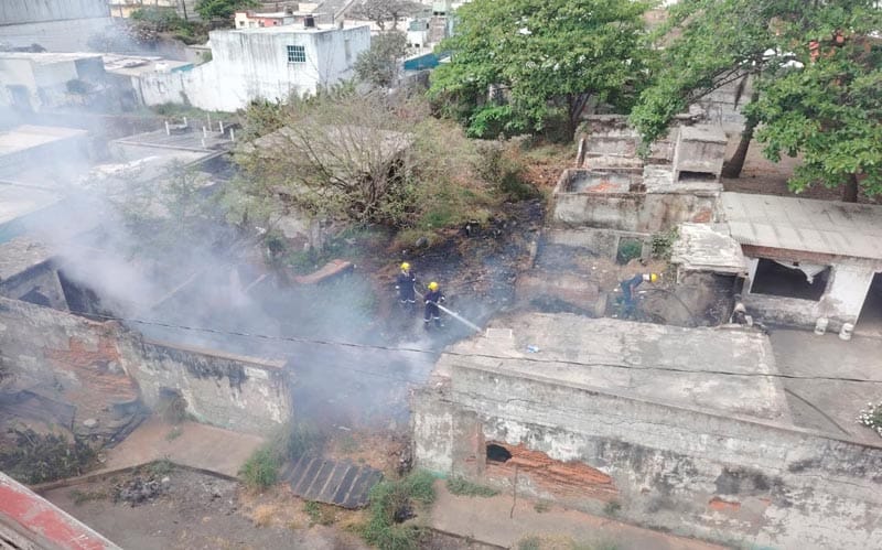 ¡INCENDIO EN TERRENO ABANDONADO MOVILIZÓ A BOMBEROS MUNICIPALES!