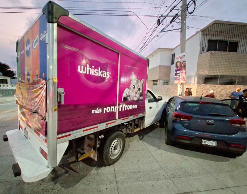 ¡CHOCAN AUTO COREANO Y CAMIONETA!