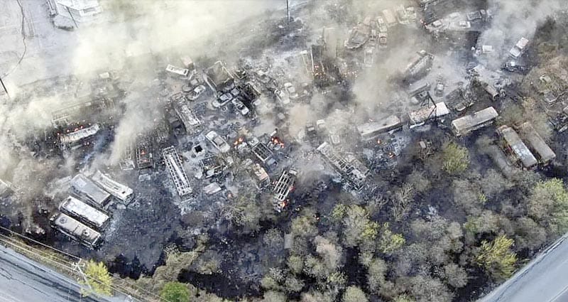 ¡ARDEN DECENAS DE CAMIONES DE RUTA TRAS FUERTES VIENTOS EN JUÁREZ!