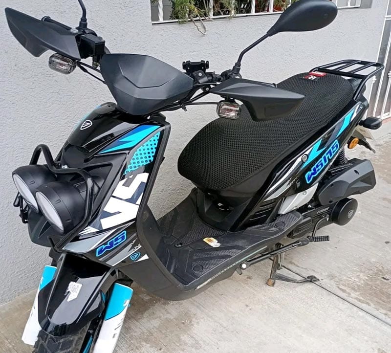 ¡ROBAN MOTONETA A TRABAJADOR EN PLAZA CRISTAL!