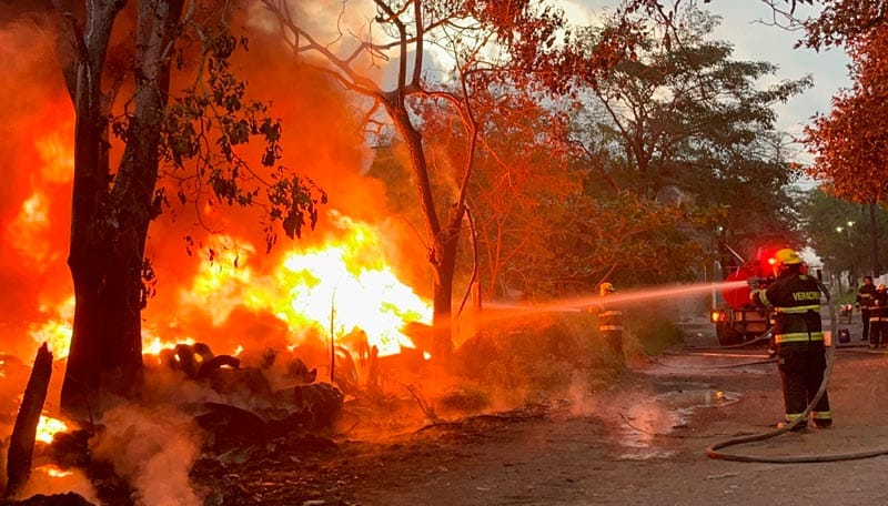 ¡ARDE TIRADERO CLANDESTINO EN LAS BAJADAS!