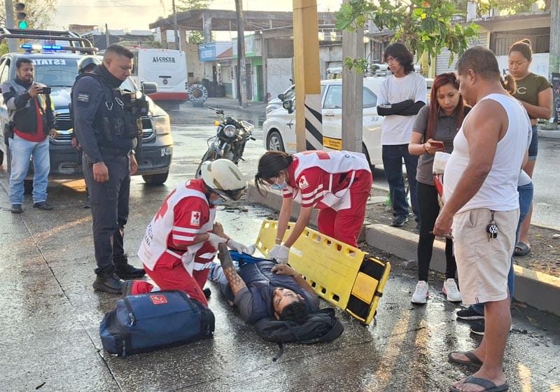 ¡MOTOCICLISTA DERRAPÓ EN LA AVENIDA J.B. LOBOS!