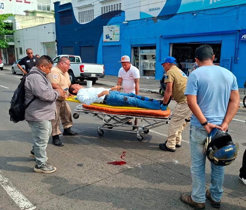 ¡PEATÓN ATROPELLADO POR MOTOCICLISTA EN ALLENDE Y CORTÉS!