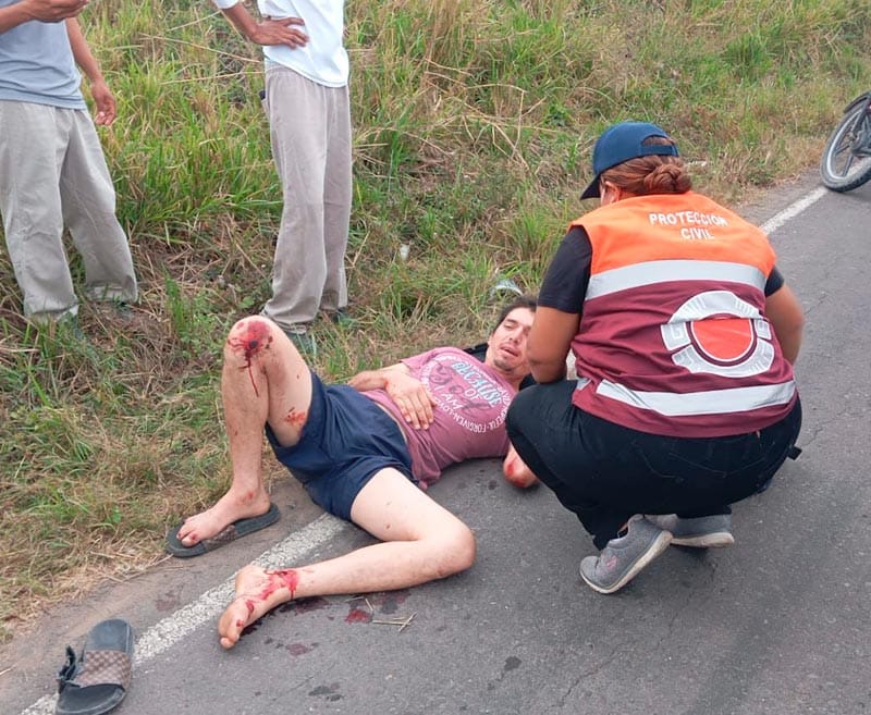 ¡DERRAPA MOTOCICLISTA EN LA CARRETERA A LOS ROBLES!